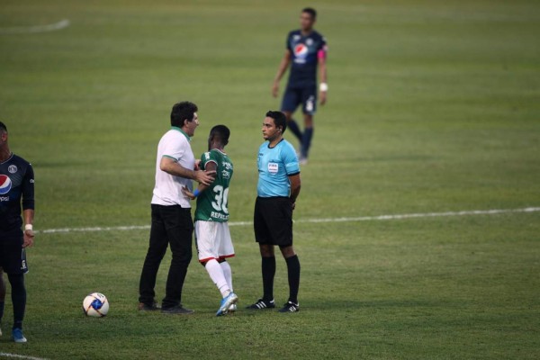 ¡Ahora suma una con Troglio! Las grandes polémicas de Héctor Vargas en Liga Nacional de Honduras