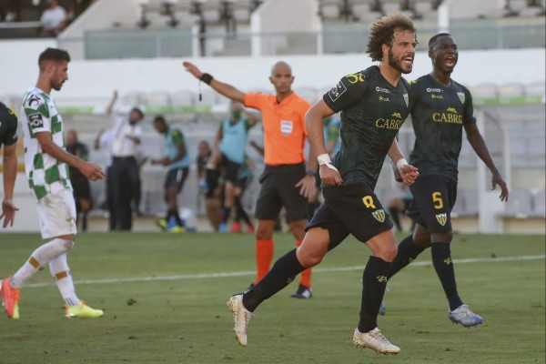 El festejo del Tondela tras salvar la categoría en Portugal: Jonathan Rubio hasta se quitó la mascarilla