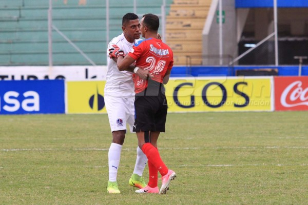 NO VISTE EN TV: El aficionado de lujo en el Nacional y Donis Escober estalló en ira