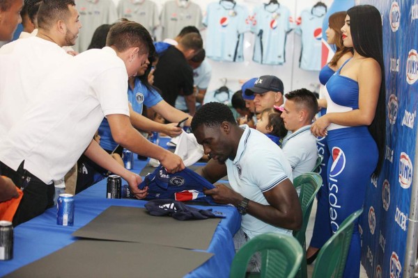 FOTOS: Motagua comparte con su afición antes del duelo contra Olimpia
