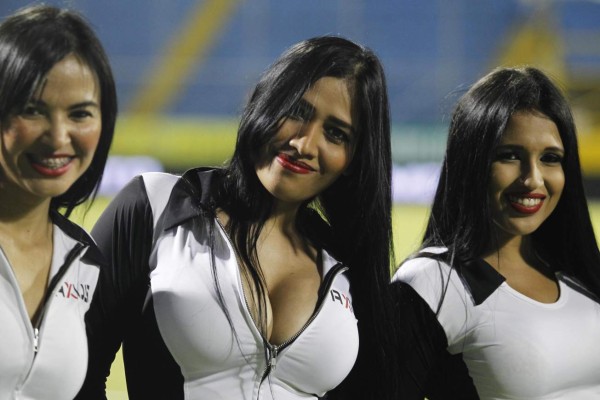 ¡HERMOSAS! Una Reina de Belleza entre las chicas lindas que asistieron a los estadios