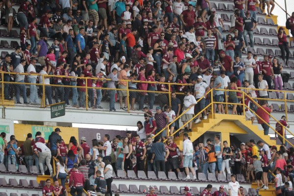 FOTOS: Así evacuaron los miles de aficionados del Saprissa tras la amenaza de bomba