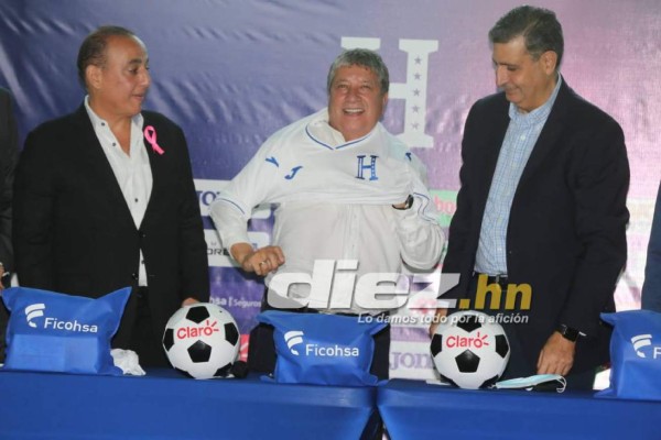 Bajo una copiosa lluvia: así fue la llegada de 'Bolillo' Gómez camino a su presentación como DT de Honduras