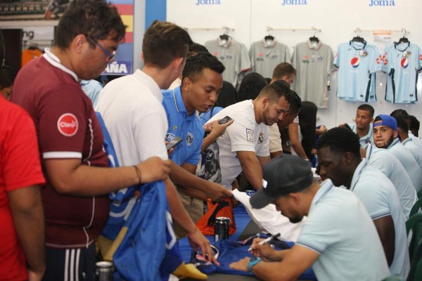 FOTOS: Motagua comparte con su afición antes del duelo contra Olimpia