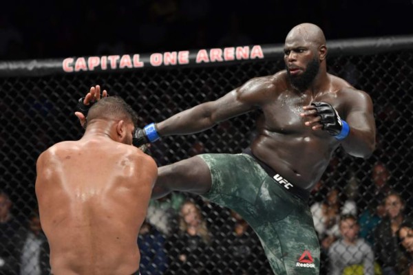 ¡Terribles fotos! De un brutal golpe le rompen los labios a un peleador en la UFC