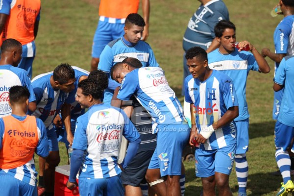 CURIOSAS: El abrazo de Carlo Costly y los que están atrás de Donis Escober