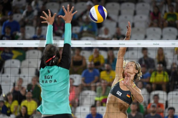 Jugadora de voleibol de Egipto utiliza velo en sus partidos