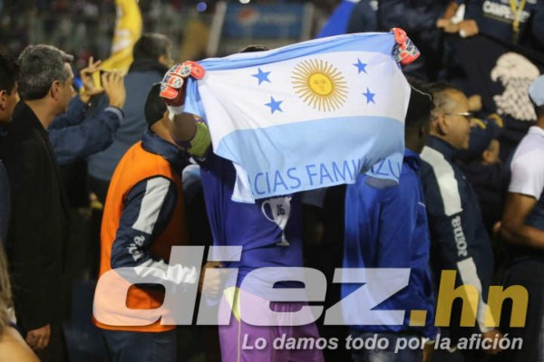 No se vio en TV: Locura en camerinos y el abrazo de Diego Vázquez con Henry Figueroa