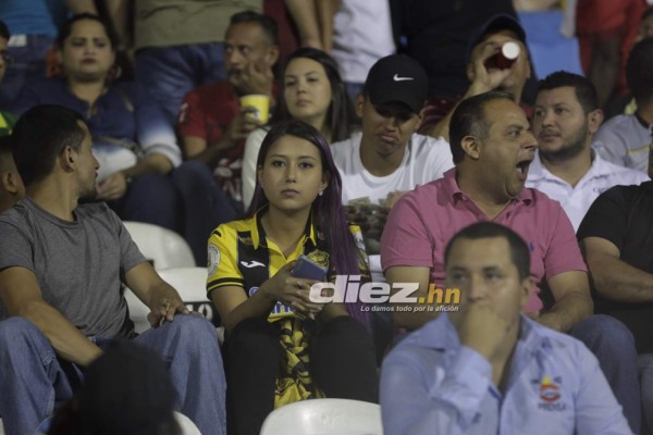 Las otras fotos del clásico: La preciosa esposa de Mario Martínez, la rubia y el malabarista