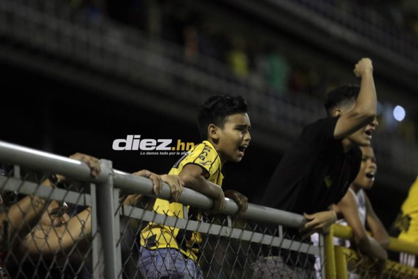 Las otras fotos del clásico: La preciosa esposa de Mario Martínez, la rubia y el malabarista