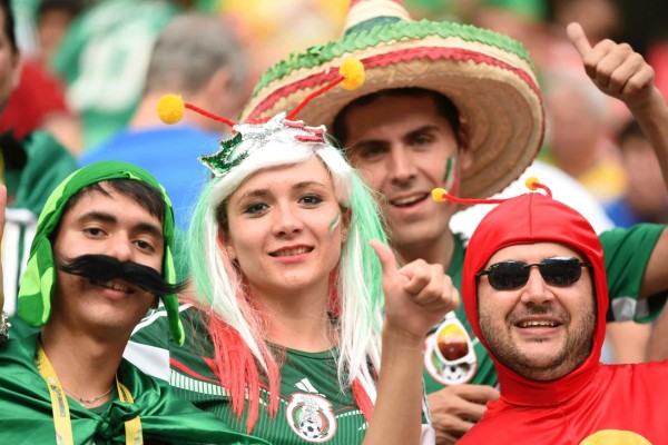 Aficionados mexicanos ponen color y fiesta en las gradas.