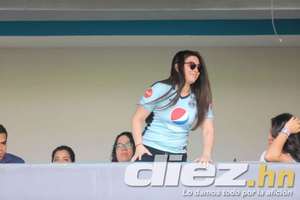 ¿Quién es la rubia? Las hermosas chicas que le dieron el color al clásico Olimpia-Motagua