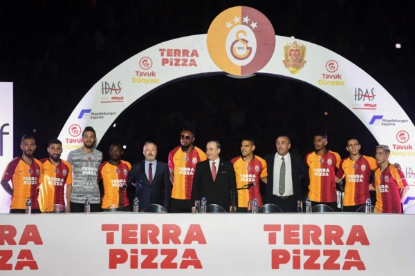 Una locura: La impresionante presentación oficial de Falcao con el Galatasaray