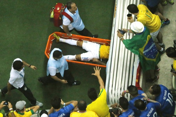 La trágica lesión de Neymar en imágenes.