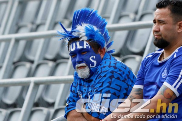 ¡Una fiesta! Lindo ambiente y bellas chicas para el Honduras-El Salvador por la Copa Oro
