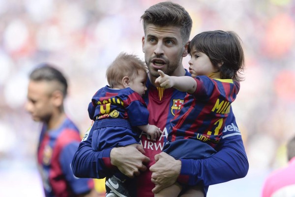 Shakira y Piqué muestran a Milan y Sasha en el Camp Nou