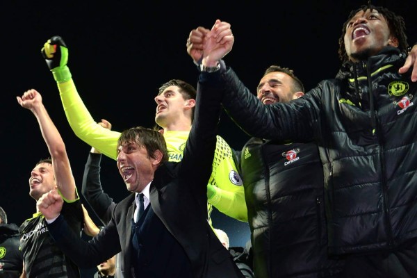 ¡LOCURA! Así festejó el Chelsea su sexto título en la Premier League
