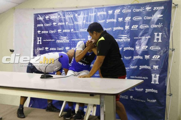 FOTOS: La caída de Rigo Rivas en conferencia de prensa con la Selección de Honduras