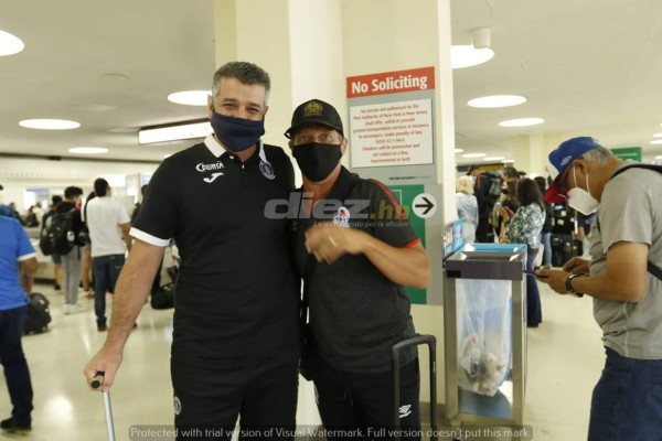 ¡Clásico de la reconciliación! Pedro Troglio y Diego Vázquez llegan juntos a New Jersey y se dan emotivo abrazo