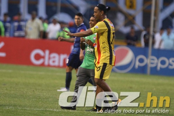 CURIOSAS: Los zapatos de Ronaldinho y su gesto con aficionado que ingresó al campo