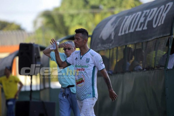 NO VISTE EN TV: Saludo a Vargas, aficionada queda en brasier y niño irrumpe el clásico
