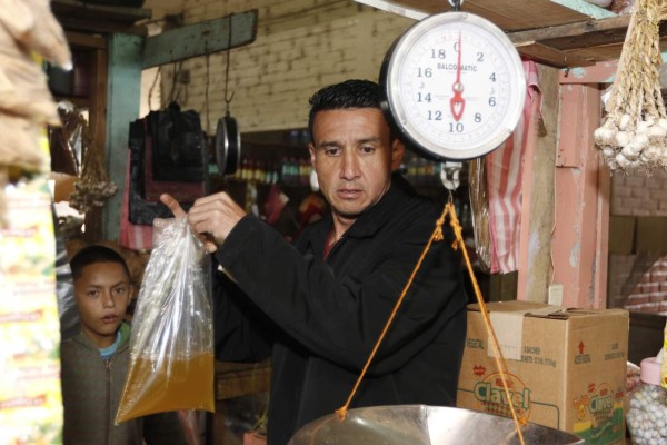Así es la vida de 'Maco' Mejía alejado de los lujos y en medio de un mercado en Honduras