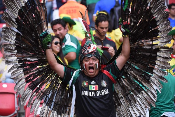 Aficionados mexicanos ponen color y fiesta en las gradas.