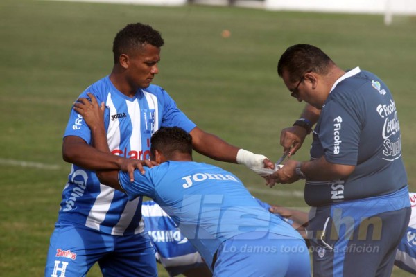 CURIOSAS: El abrazo de Carlo Costly y los que están atrás de Donis Escober