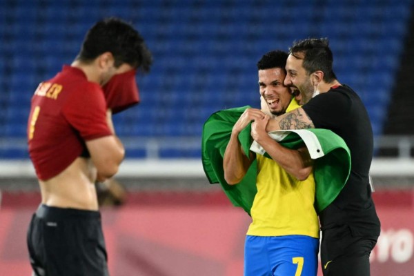 No se vio en TV: La emotiva imagen de Dani Alves, el llanto de los españoles y el festejo de Brasil