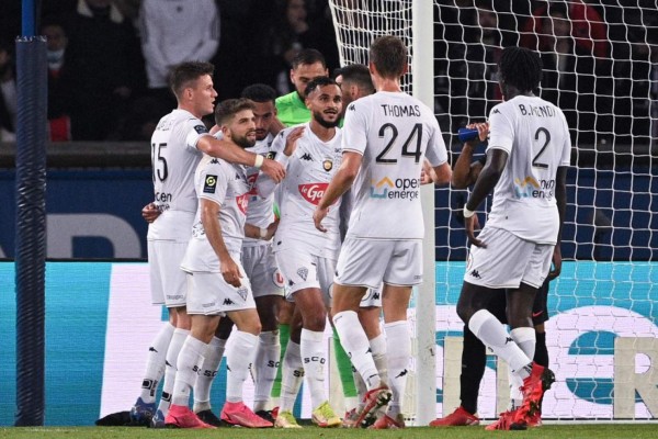 El viaje le dio hambre: así fue captado Messi con Antonela Roccuzzo en el triunfo del PSG; Mbappé recibe regalito