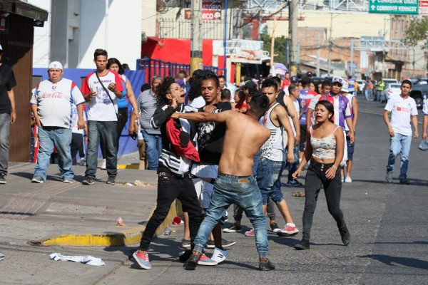 EN FOTOS: Policías blindan el estadio Nacional y aficionados se van a los golpes