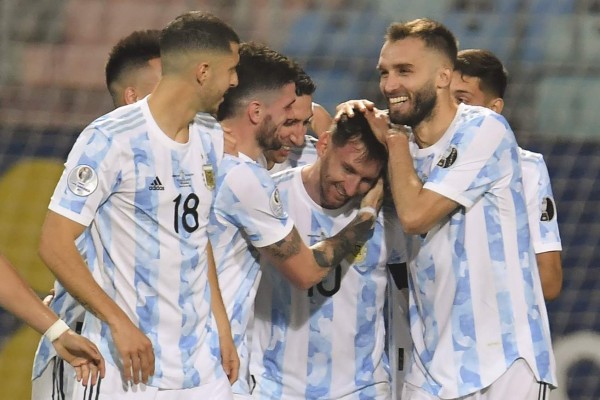 Fotos: ¡Apapachos, patadas y festejos! El show de Messi ante Ecuador que tiene a los argentinos soñando