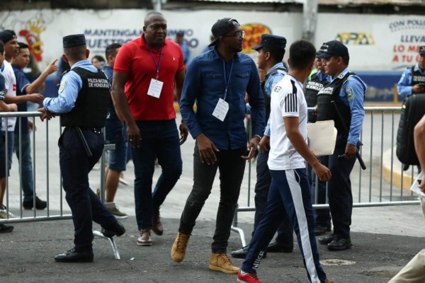 Maynor Figueroa, curioseando el celular a su esposa y Michaell Chirinos viendo a Olimpia