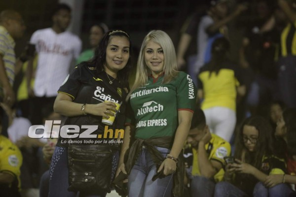 Las otras fotos del clásico: La preciosa esposa de Mario Martínez, la rubia y el malabarista