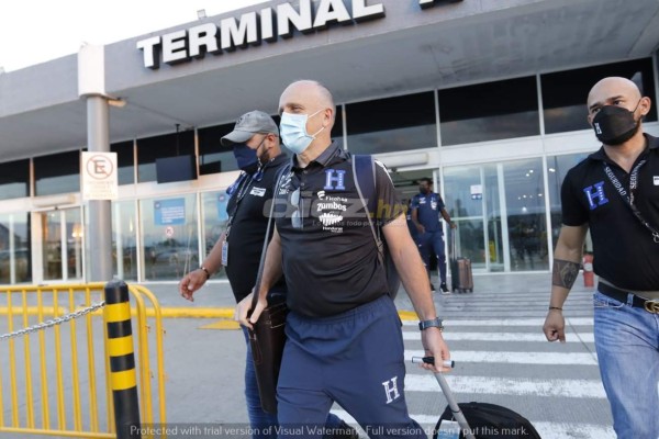 ¡Con guaruras fue recibido Coito! Así fue la discreta llegada de la Selección de Honduras tras perder en México