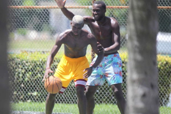 Fotos: Captan a Pogba fumando y compartiendo con bellas mujeres