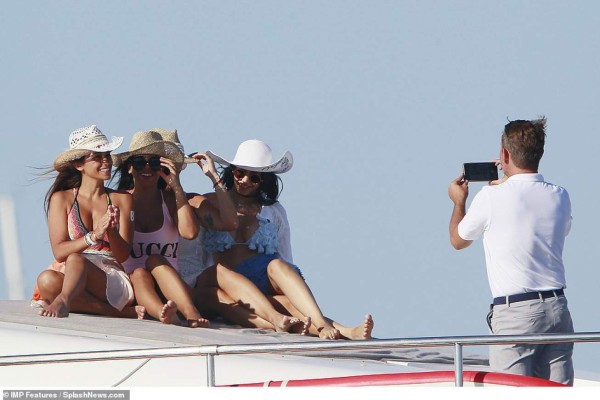 Antonella y sus descuidos; las vacaciones de Messi, Fabregas y Suárez con sus parejas