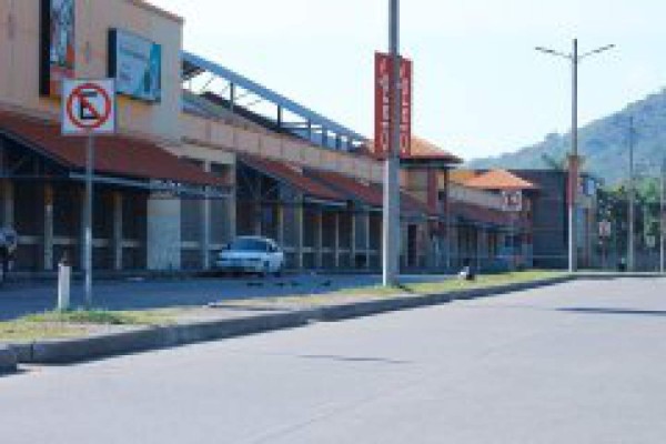 Con cervezas y sin respetar toque de queda absoluto: Las mejores fotos del día en Honduras