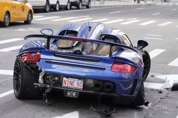 Destruye su Porsche Gemballa Mirage GT en New York; se fuga, pero la policía lo intercepta
