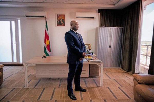 Ronnie Brunswijk, el ex guerrillero, narcotraficante y presidente del Inter MT que fue titular ante Olimpia