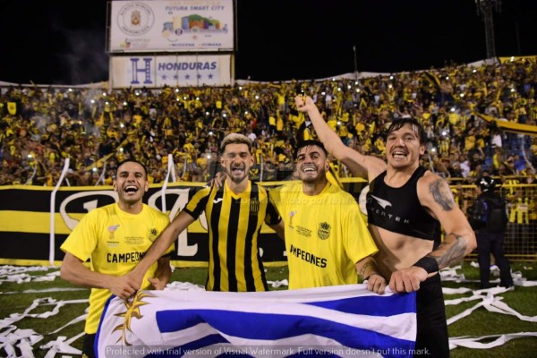 ¡Besos y gritos! La eufórica celebración de Real España, campeón de la Copa Premier