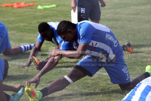 CURIOSAS: El abrazo de Carlo Costly y los que están atrás de Donis Escober