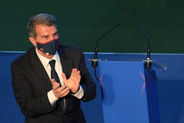 Un abrazo con signos de renovación: Laporta se reencontró con Messi en su investidura como presidente del Barcelona