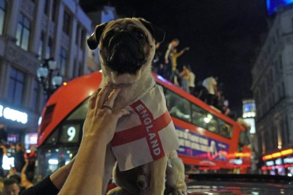 Derroche de locura: cervezas, llanto y festejo de Inglaterra en polémica clasificación a la final de la Euro