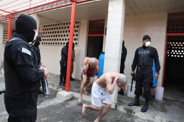 ¡No verán la luz del sol! Pandilleros salvadoreños son aislados en celdas oscuras y calurosas