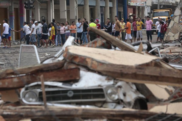Las dramáticas imágenes del potente sismo que sacudió Ecuador