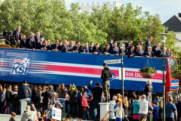 ¡Impresionante recibimiento de sus aficionados a los hérores de Islandia en la Eurocopa!