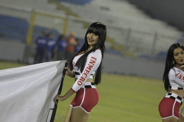 ¡Regresó la colocha! Las espectaculares mujeres que endulzan el repechaje en Honduras