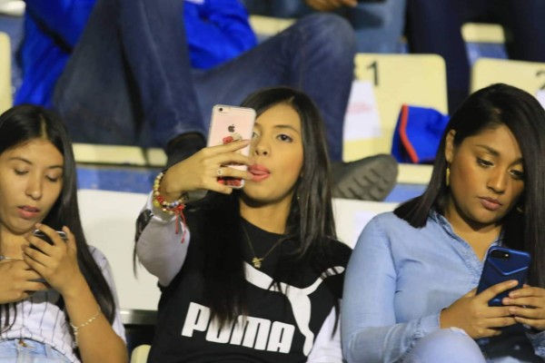 FOTOS: Las hermosas chicas que invadieron el estadio Nacional