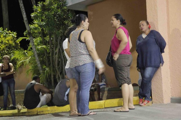 Familiares y amigos llegan a Hospital donde murió Enrique Reneau